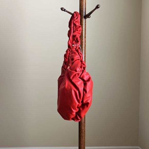 NWT - Liviana Conti ~$450 MSRP - Large Sling Bag in Red Leather - Picture 3 of 9